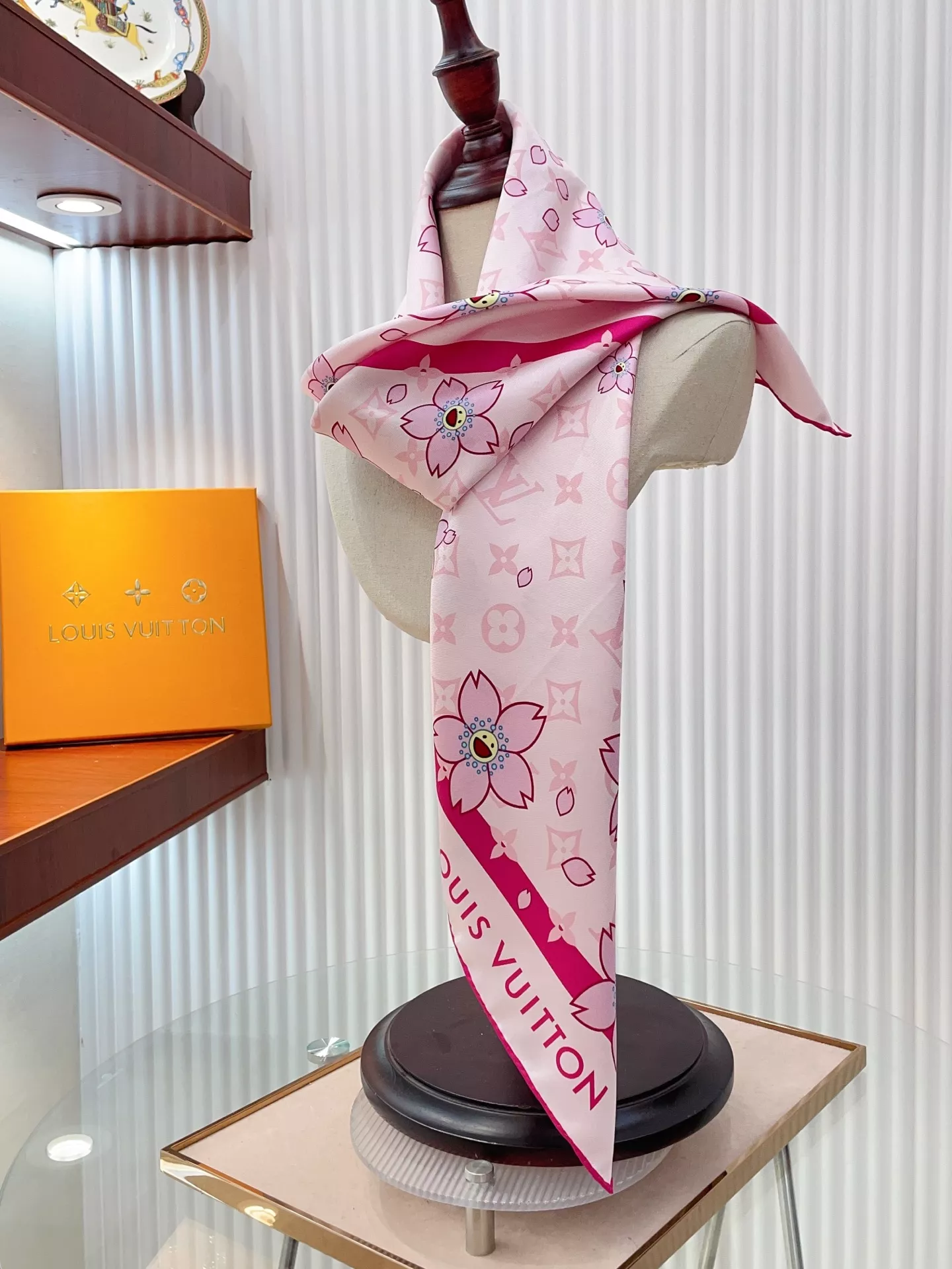 Practical 9956 Louis Vuitton Silk Squares - Image 5