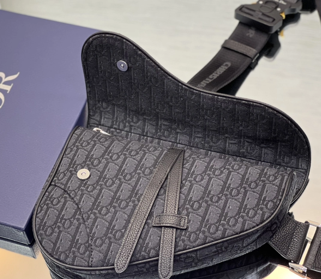 Stylish 981 Christian Dior AAA Man Messenger Bags - Image 6